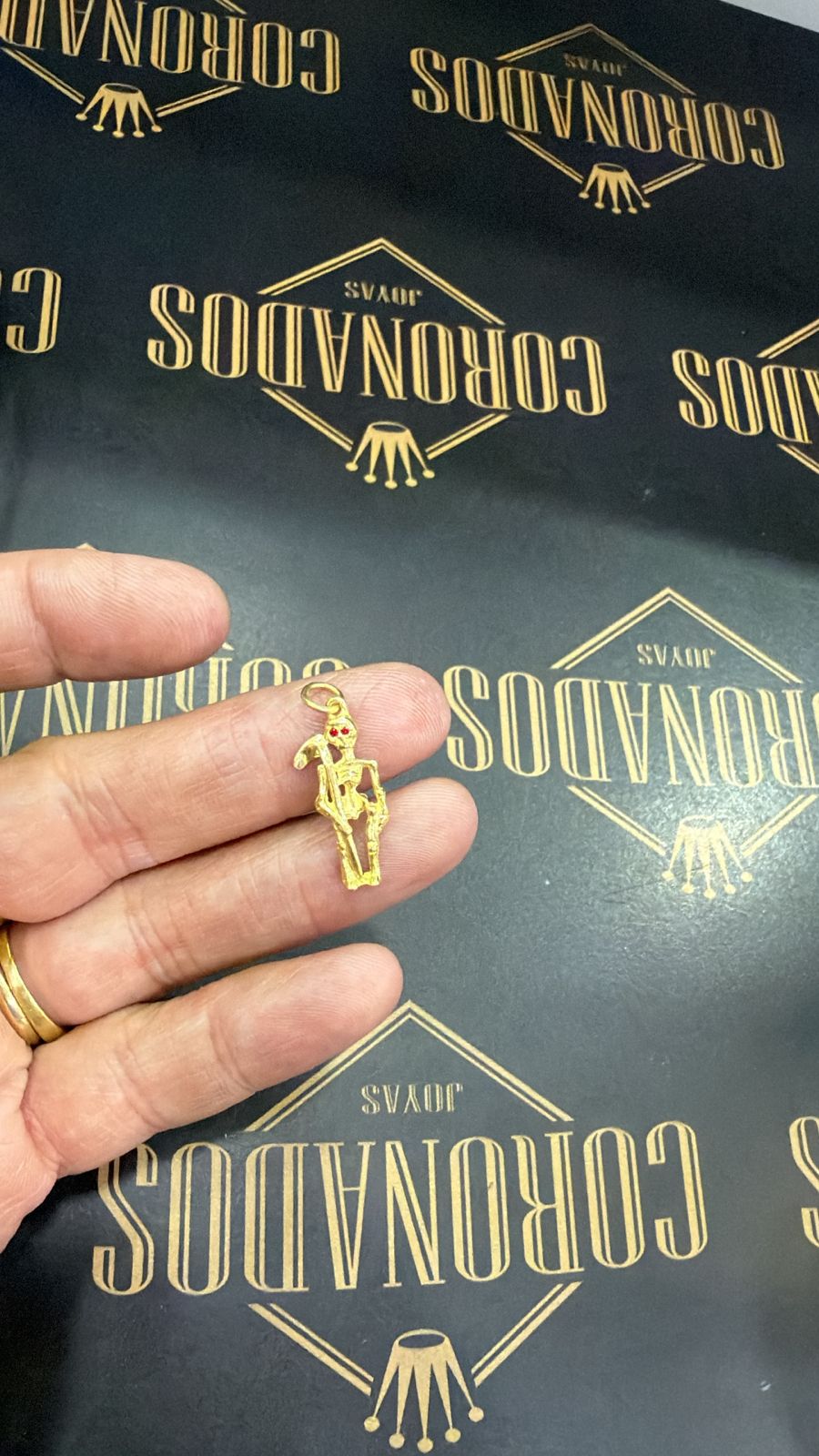 DIJE ESQUELETO OJOS ROJOS